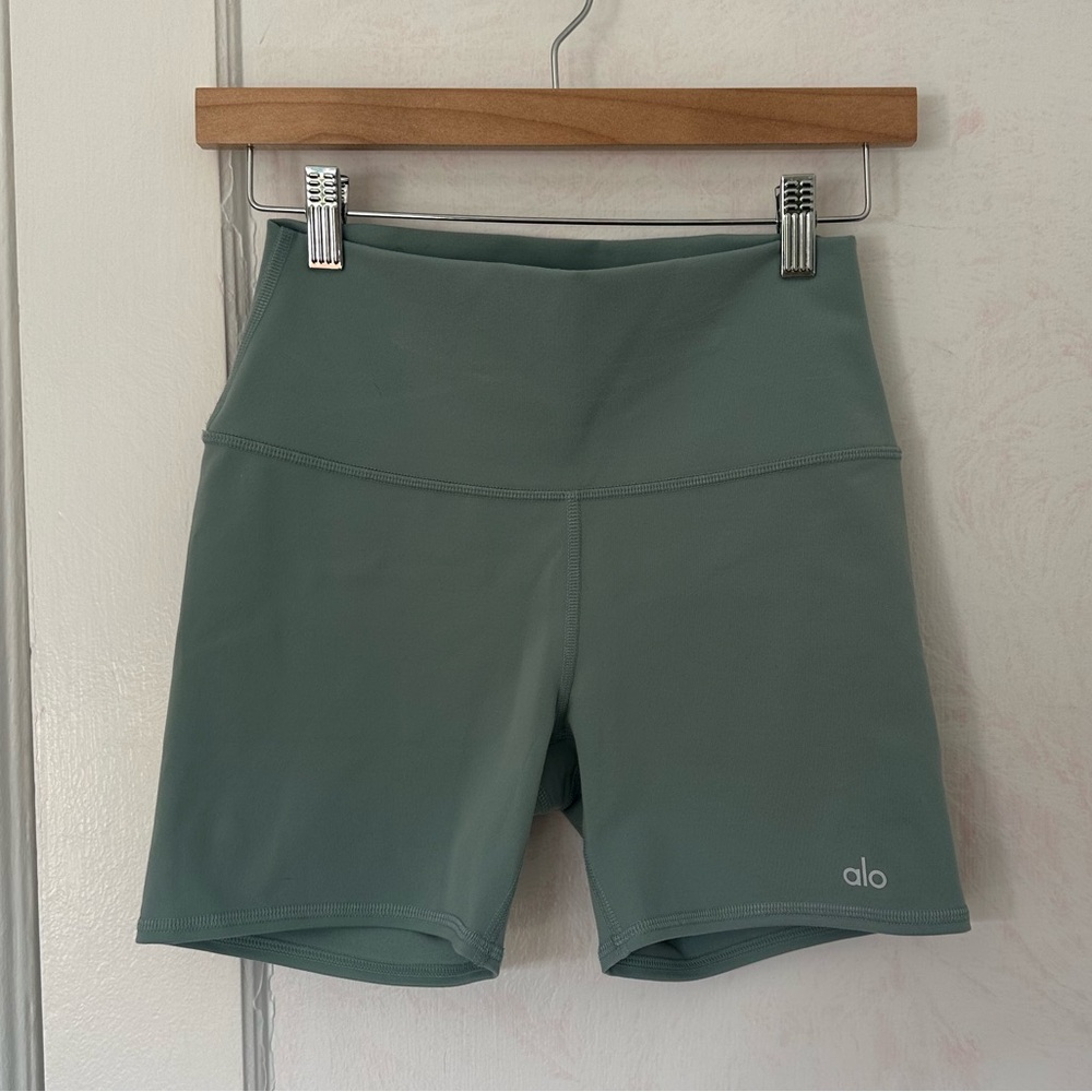 Alo Yoga 5" Airbrush High-Waist Biker Short Botanical Green